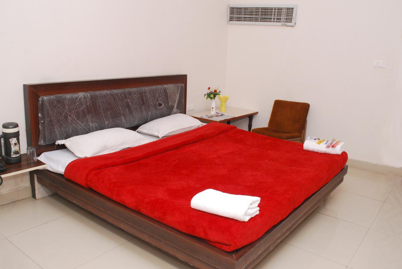 Hotel Harish Palace Агра Екстериор снимка